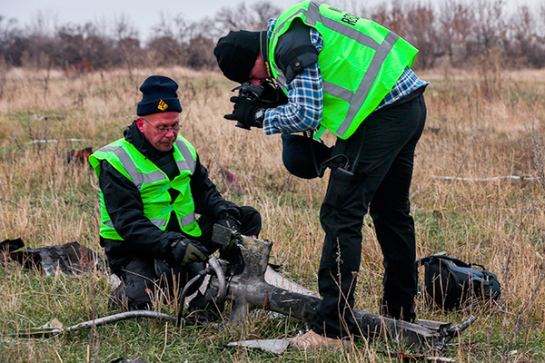 馬航MH17客機殘骸開始裝運7