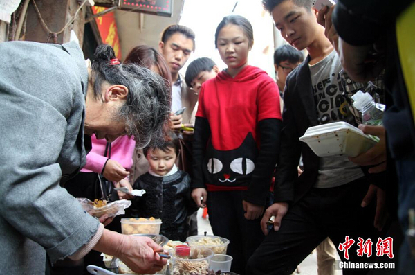 南昌“一毛奶奶”躥紅 民眾慕名嘗鮮獻愛心5