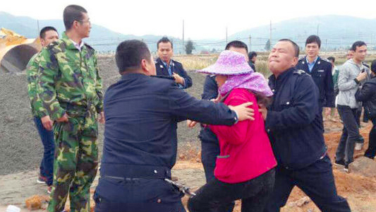 河南一鎮長帶多名城管強制“填河”毆打村民3