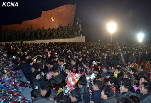 17日凌晨，朝鮮民眾前往平壤萬壽臺悼念金正日。