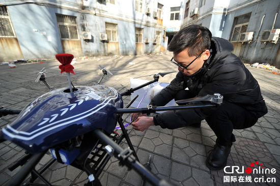 “土豪男”無人機空投奢侈品求愛 遭女生揮拖把拒絕(高清組圖)