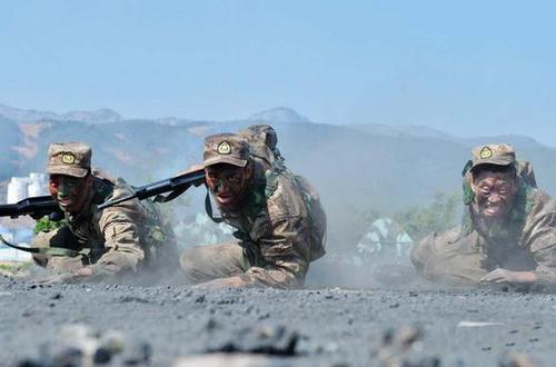 資料圖：圖為士兵在碳渣路上練匍匐