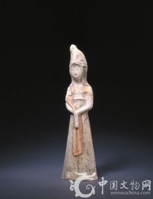 陶彩繪女俑，唐，高30.5cm，寬8.5cm。