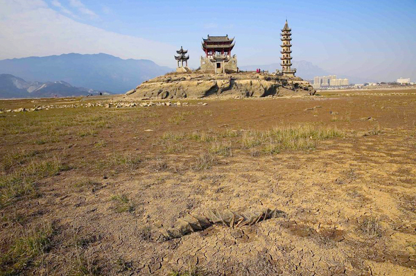 鄱陽(yáng)湖湖底景觀“水落石出”5