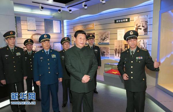 1月21日，中共中央總書記、國家主席、中央軍委主席習近平視察駐昆明部隊。這是習近平參觀第二炮兵某基地軍史館。 新華社記者 李剛 攝