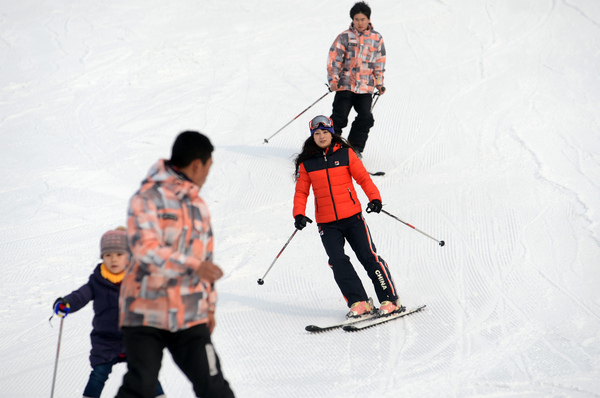 1月24日,“鳥巢歡樂冰雪季”在國家體育場“鳥巢”正式開啟，為申辦2022年冬奧會助力。游客們可以在“鳥巢歡樂冰雪季”體驗冰雪運動的樂趣。圖為自由式滑雪項目世界杯冠軍李妮娜和滑雪愛好者同場競技。本報記者 齊波 攝