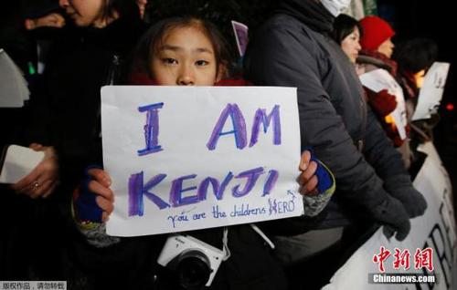 當地時間2015年1月28日，日本東京，民眾在安倍府邸外燭光守夜，聲援后藤健二(Kenji Goto)。