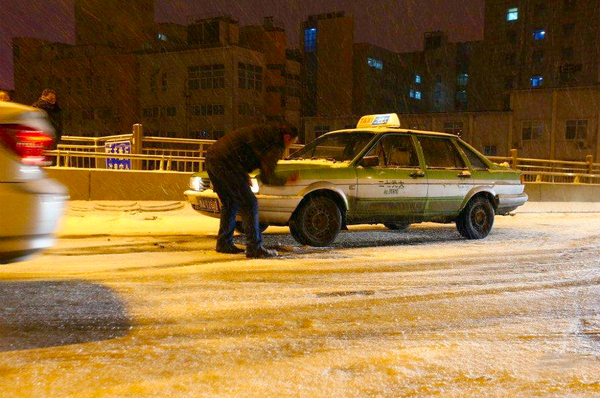 鄭州街頭推車人“趁雪打劫”-每車收費100元4