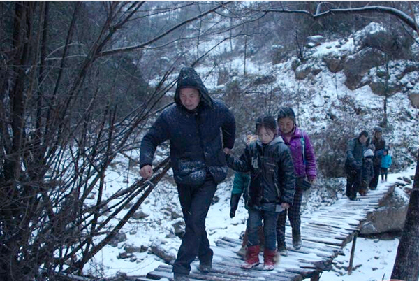 陜西22名學(xué)生每天往返8公里求學(xué)-冰天雪地爬山過河9