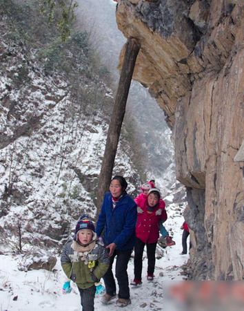 陜西22名學(xué)生每天往返8公里求學(xué)-冰天雪地爬山過河7