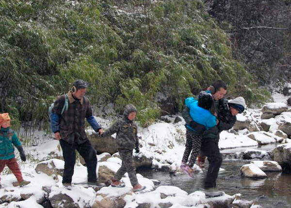 陜西22名學(xué)生每天往返8公里求學(xué)-冰天雪地爬山過河4