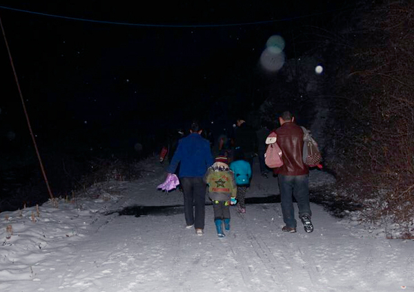 陜西22名學(xué)生每天往返8公里求學(xué)-冰天雪地爬山過河2
