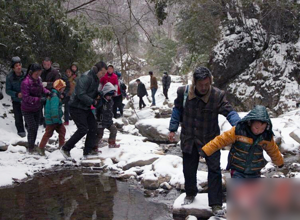 陜西22名學(xué)生每天往返8公里求學(xué)-冰天雪地爬山過河8