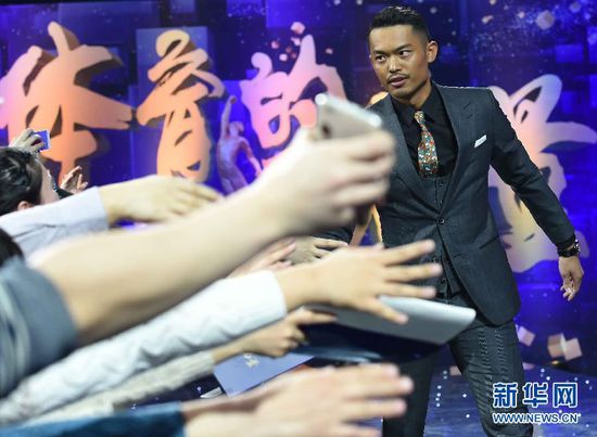 2月1日，羽毛球國手林丹在頒獎典禮紅毯儀式上。 當日，“2014CCTV體壇風(fēng)云人物年度評選”頒獎典禮在京舉行。 新華社記者公磊1