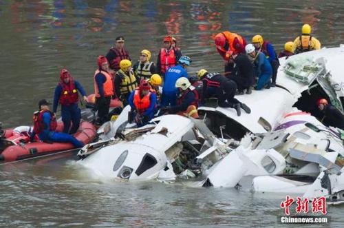 2月4日上午，搭載58人的臺灣復興航空GE-235班機從臺北松山機場起飛后不久墜入基隆河。圖為當地救援人員在空難現場實施救援。中新社發 邵航 攝