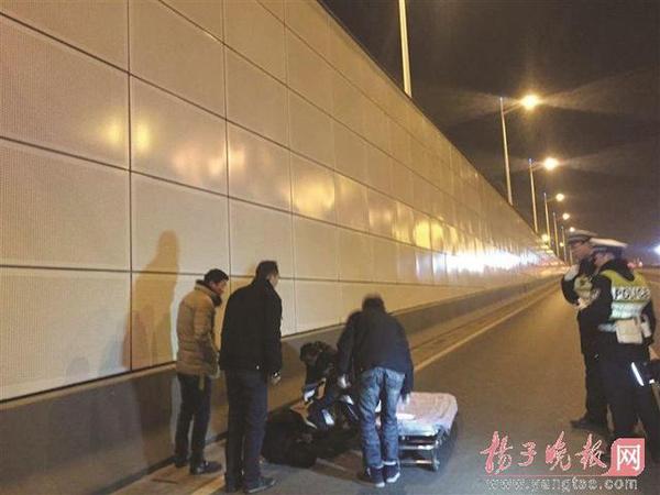 司機跳下隧道骨折了。報料人供圖