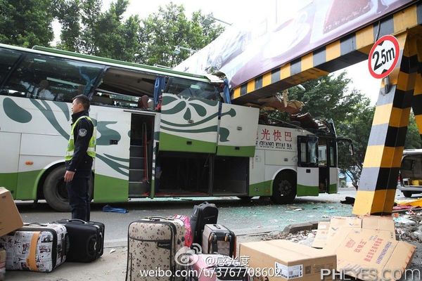 客車被限高架切頭1