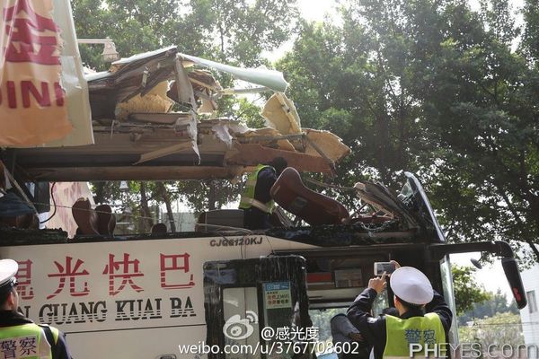 客車被限高架切頭3