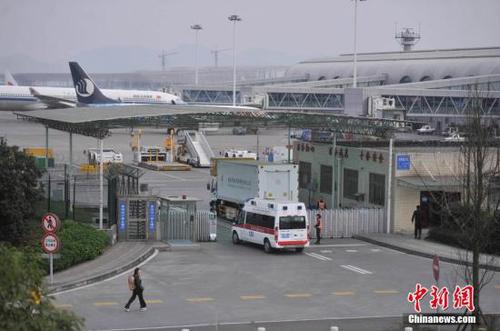 2月25日，記者從重慶江北國際機場獲悉，當(dāng)日，因機上一女子稱飛機要爆炸，從南寧出發(fā)飛往北京的CA1336航班緊急備降重慶。