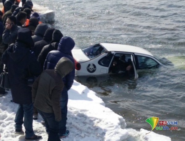 經過緊張的打撈，當日下午，車內已死亡的一男一女拽出后被大家拉到了岸上。經車主父親辨認，男子是其前一天失聯的兒子張某，女子為張某的女朋友。