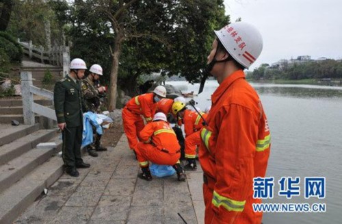 3月19日，消防人員搬運遇難者遺體。新華社發(fā)(趙家志 攝)