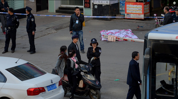 事故現場拉起長長的警戒線，民警正在勘查現場，墜樓男子尸體還停放在事發現場，周圍血跡斑斑，附近圍滿觀看的人群。據目擊者稱，當日下午1時20分左右，他剛走上廣武門天橋上，突然聽到“砰”的一聲悶響，回頭一看發現，已經有一男一女兩個人躺在人行道中間。