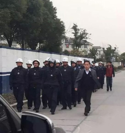 上海通報200余人圍堵派出所打砸警車事件4