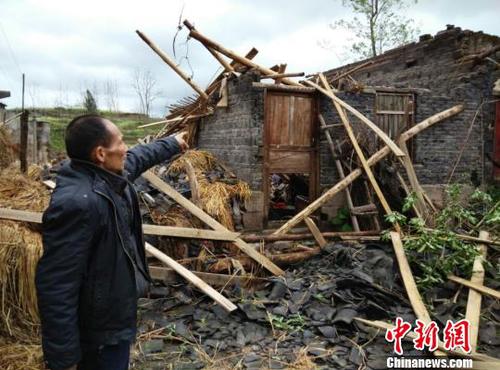 　廣安市武勝縣三溪、飛龍等鄉鎮境內遭受狂風、雷電、冰雹災害老百姓房屋被狂風吹垮。（王爵攝）