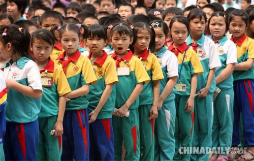 　　2008年5月15日，廣東省佛山市禪城區(qū)穎林學校學生為四川地震災區(qū)捐款。該校學生大部分為外來務工人員子女，且有三分之一的學生家鄉(xiāng)在四川。