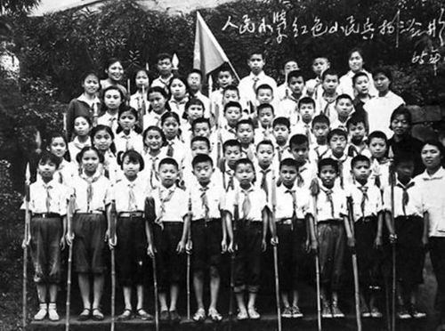 　1965年，“人民小學紅色小民兵”合影，能夠看出當年校服的風格特色。