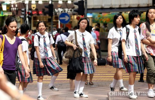 2007年6月26日，香港街頭的中學生。