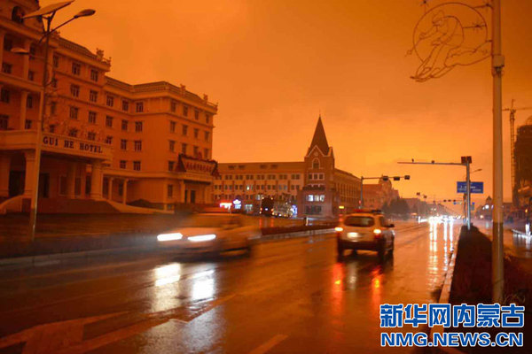 4月15日下午2點左右，內蒙古阿爾山市驚現紅色天空，并伴有小雨，雨水中含黑色物質。2點40分，紅色天空開始消散，2點50分，天空恢復正常。（王靖 攝影報道）