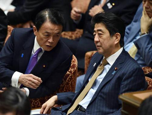 　日本財相麻生太郎向安倍晉三說話