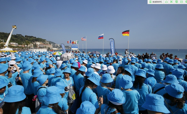 中國企業組織6000余人旅行團游法國4