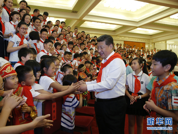 6月1日，黨和國家領(lǐng)導(dǎo)人習(xí)近平、劉云山等在北京人民大會堂親切會見中國少年先鋒隊第七次全國代表大會全體代表。 新華社記者 鞠鵬 攝