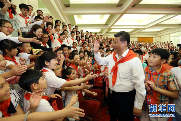 6月1日，黨和國家領導人習近平、劉云山等在北京人民大會堂親切會見中國少年先鋒隊第七次全國代表大會全體代表。 新華社記者 馬占成 攝