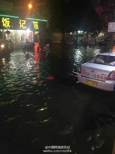 而湖北荊州監利縣由于持續降雨，多條道路被淹，水深大約60公分，目前當地正在組織公安，武警等部門轉移群眾。