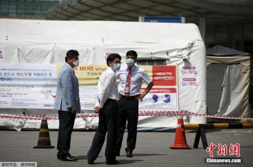 當地時間2015年6月2日，韓國首爾，韓國MERS疫情目前已造成2人死亡，疫情在全國范圍內拉響警報，醫院設立隔離區，民眾出行戴口罩。