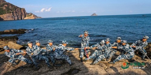 訓練間隙有多種休閑活動，比如海邊的拔河。曹占禮 攝