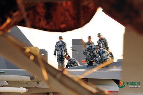 戰機安全升空，離不開機務兵的嚴格把關。李愛明 攝