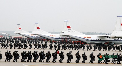 開始訓練生活，在集體中的你會覺得越來越有力量。圖為空降兵訓練。王海濤 攝