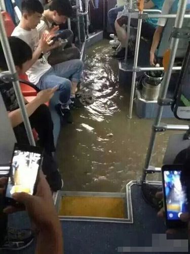 6月2日，江蘇多地出現暴雨，省會南京更是達到大暴雨級別，這是南京今年來最大的一場雨，全城被淹，部分地區水深及腰。雖未到梅雨季節，但南京這場雨，已頗具汛期神韻。