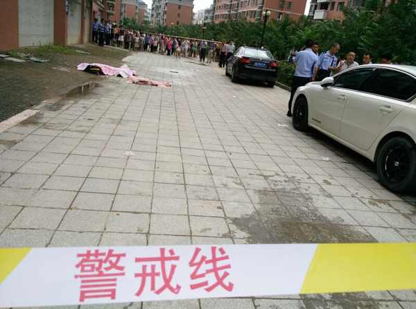 父親將兩女兒扔下樓后跳樓自殺-3人當場死亡2