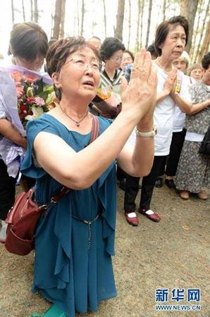 日本遺孤來華祭拜中國養父母 下跪痛哭(組圖)