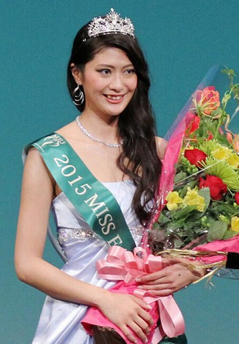 世界四大選美比賽之一的“Miss Earth”11日在東京舉行比賽，24歲的新潟女孩山田彩乃脫穎而出成為2015地球小姐日本賽區(qū)代表。日本網(wǎng)友紛紛吐槽“長太丑”。