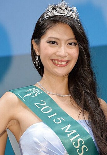 世界四大選美比賽之一的“Miss Earth”11日在東京舉行比賽，24歲的新潟女孩山田彩乃脫穎而出成為2015地球小姐日本賽區代表。日本網友紛紛吐槽“長太丑”。1