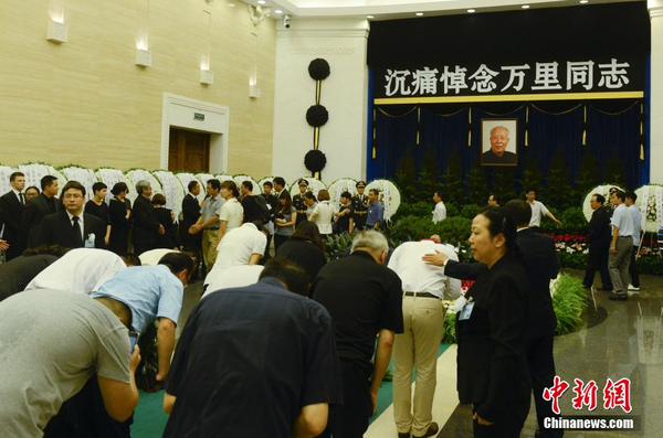 7月22日，萬里遺體在北京火化，社會各界人士前往八寶山殯儀館進行悼念。 中新社發 盛佳鵬 攝