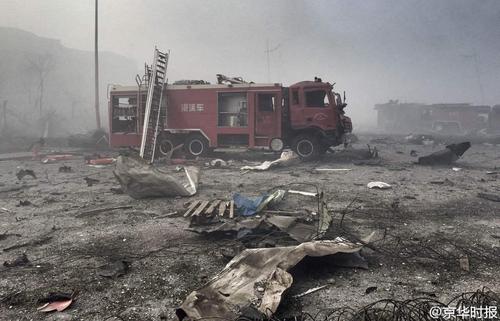 目前，躍進路上還停放著大量被爆炸毀的大貨車，有些車輛仍處于點火狀態。京華時報 韓天博 潘之望 攝