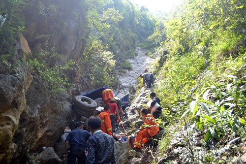 翻下山崖瞬間推出兒子 農(nóng)用車翻下山崖 父親推出兒子 遇難1