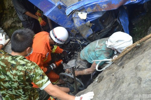 翻下山崖瞬間推出兒子 農用車翻下山崖 父親推出兒子 遇難2